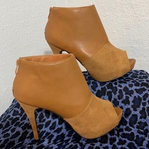 NWT, high heeled booties!!